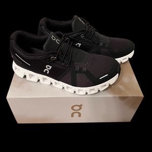 ON - Cloud 5, Black/White Size 7